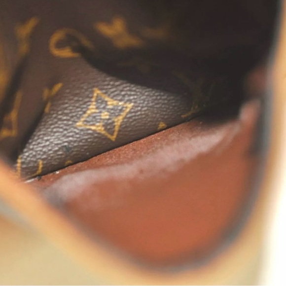 Authentic Louis Vuitton crossbody bag - Picture 12 of 16